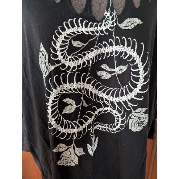 Black Torrid Classic Fit Boho Cutout Sleeve Top W/Snake & Rose Graphic Size 1 - Picture 2 of 7